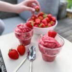 erdbeereis vegan, erdbeereis vegan rezept, erdbeereis vegan thermomix, eis vegan cremig, eis vegan ohne eismaschine, eis vegan glutenfrei, eis vegan und glutenfrei, eis vegan ohne banane, erdbeerjoghurt eis vegan,