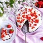 schokokuchen rezept mit sahne und erdbeeren, schokokuchen glutenfrei vegan, schokokuchen mit sahne und erdbeeren backen, schokokuchen mit sahne und erdbeeren einfach, glutenfreier schokokuchen mit veganer sahne und erdbeeren, glutenfreier schokokuchen thermomix,